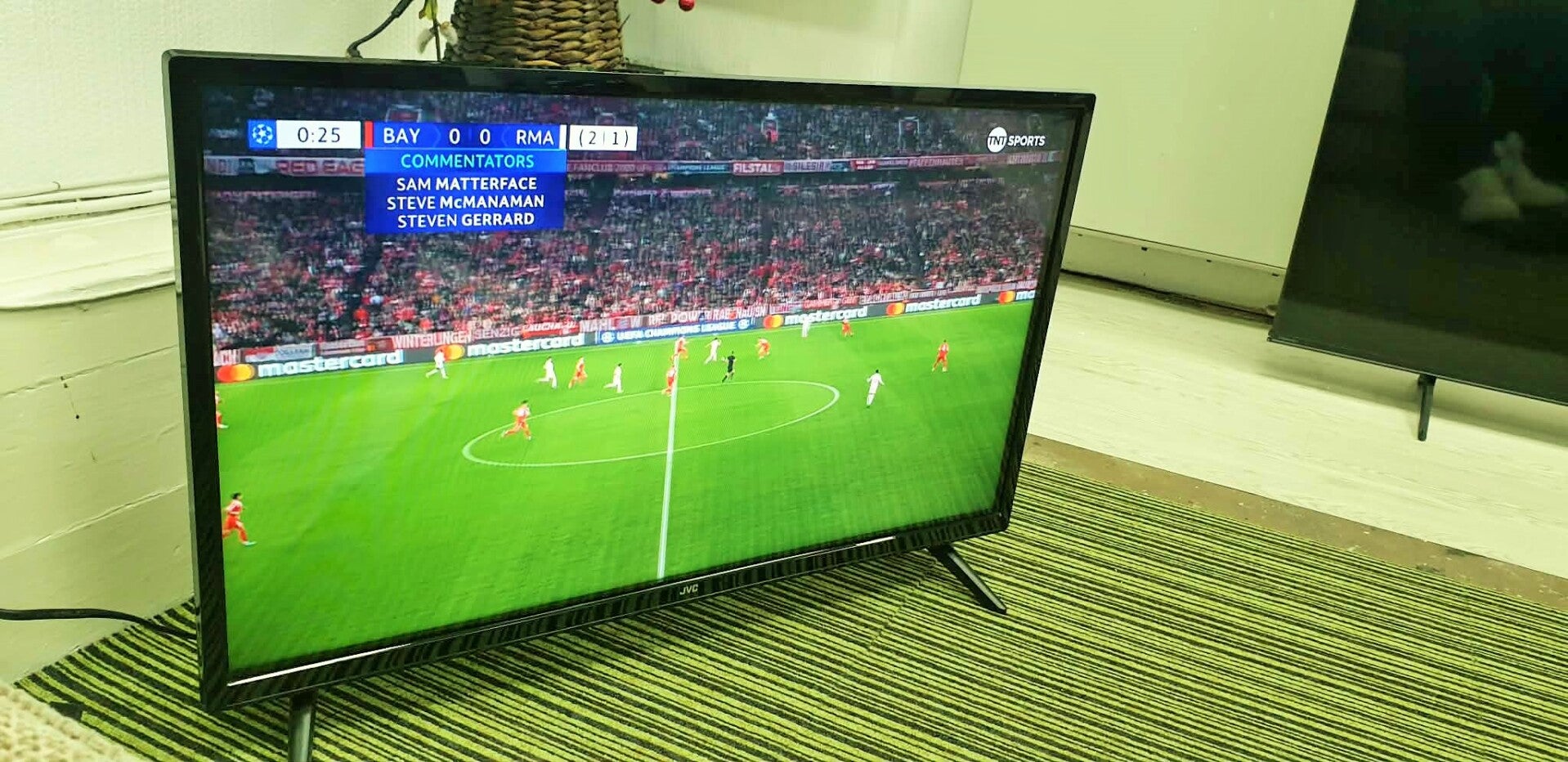 JVC LT-32C605 32" HDR SMART TV WITH BUILT IN DVD PLAYER