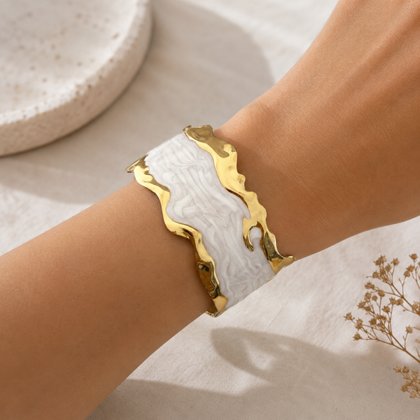 Goudkleurige cuff armband met marmerlook