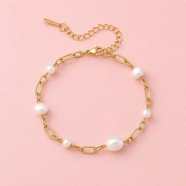 Goudkleurige dames armband met kunstparels