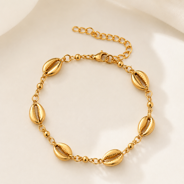 Goudkleurige armband met schelpdetails en verstelbare sluiting
