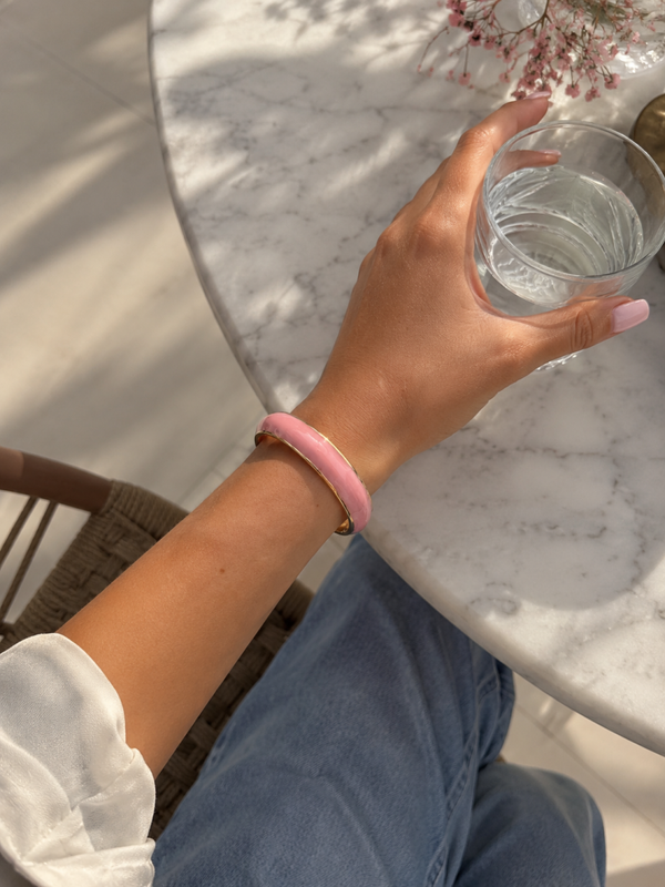Roze dames bangle armband met goudkleurige details