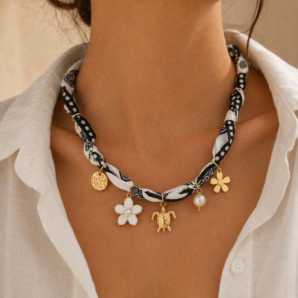 Sjaalketting met gouden bedels, parel en boho details