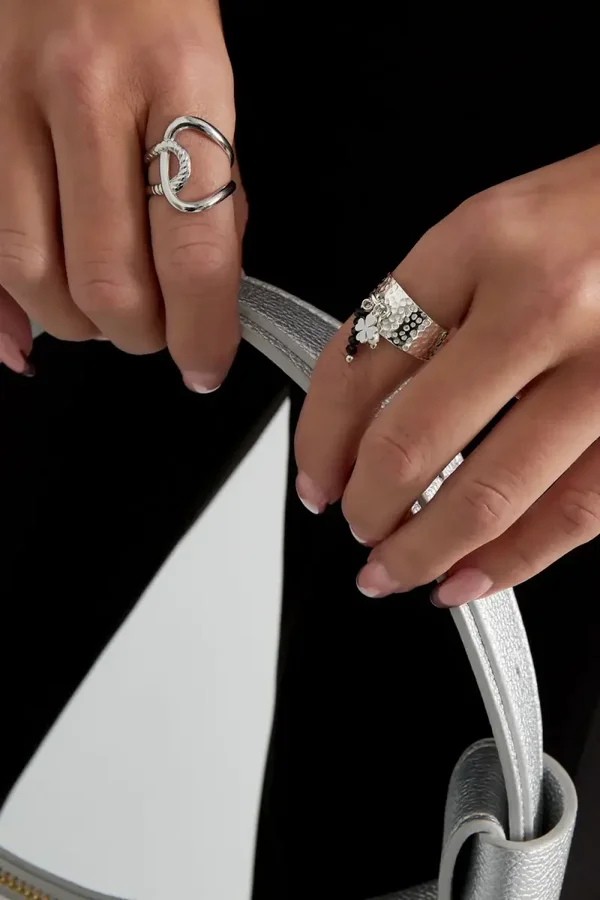 Ring met hangende details