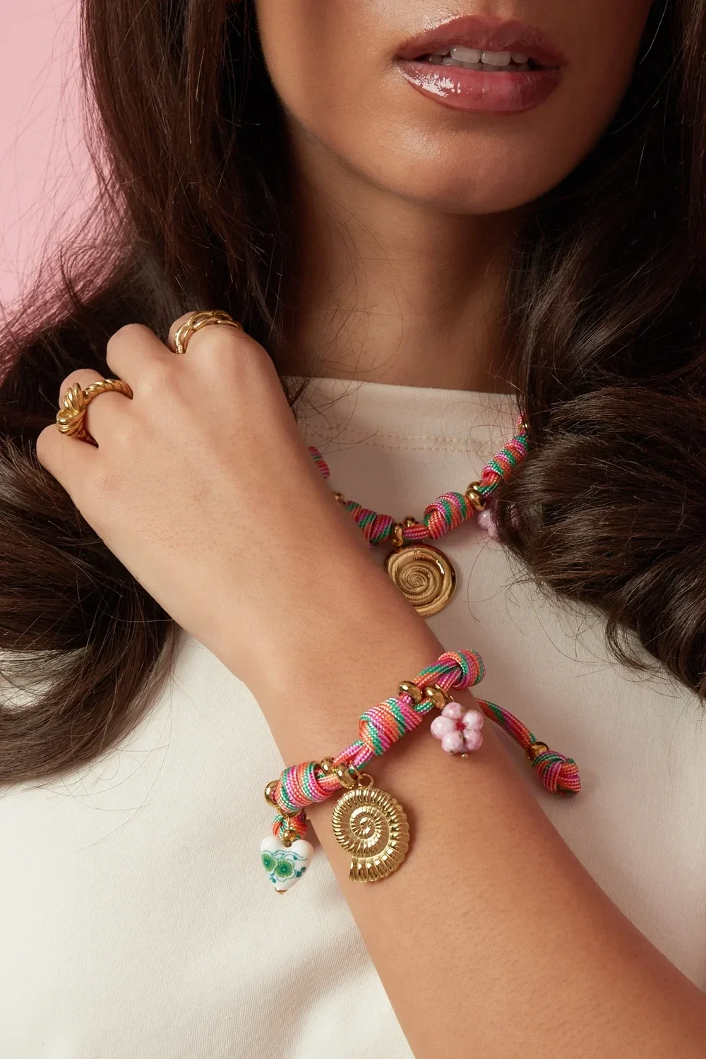 Kleurrijke touwarmband met bedels