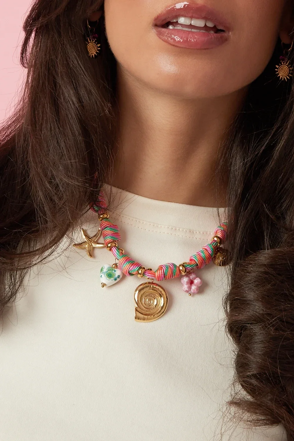 Kleurrijke touwketting met gouden bedels