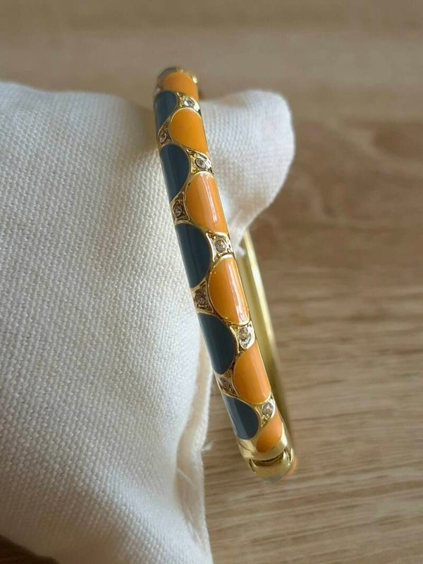 Bracelet Jonc Thaïlandais Fleuri Doré – Laiton Hypoallergénique & Émail