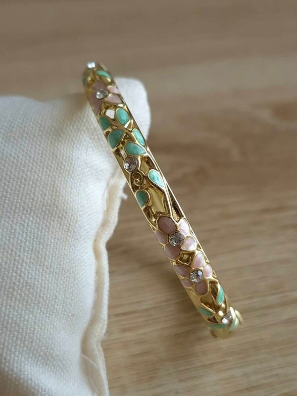 Bracelet Jonc Thaïlandais Fleuri Doré – Laiton Hypoallergénique & Émail