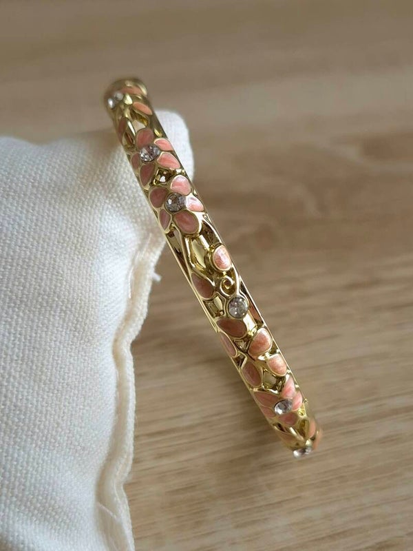 Bracelet Jonc Thaïlandais Fleuri Doré – Laiton Hypoallergénique & Émail