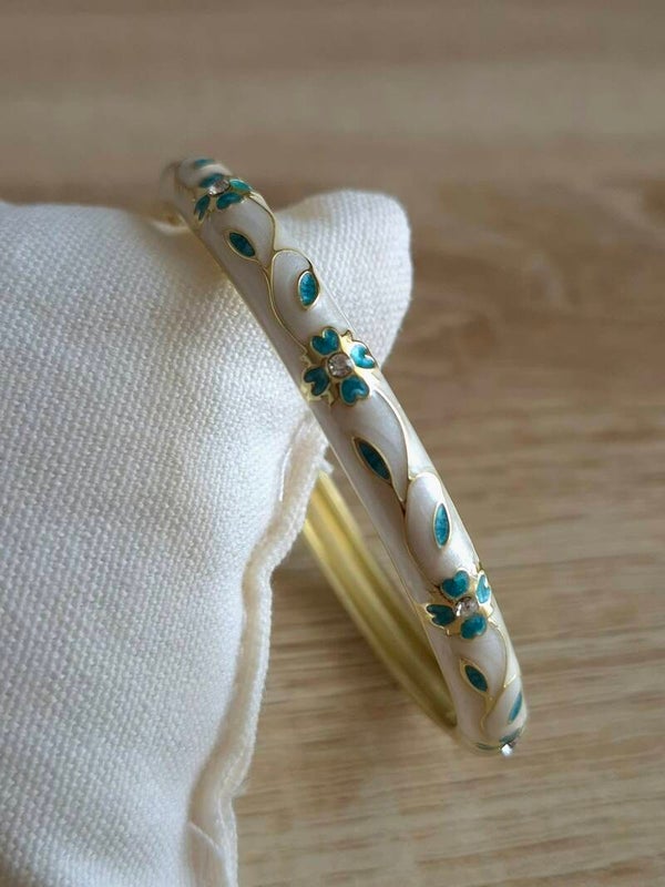 Bracelet Jonc Thaïlandais Fleuri Doré – Laiton Hypoallergénique & Émail
