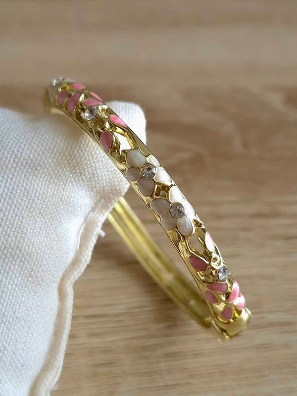 Bracelet Jonc Thaïlandais Fleuri Doré – Laiton Hypoallergénique & Émail