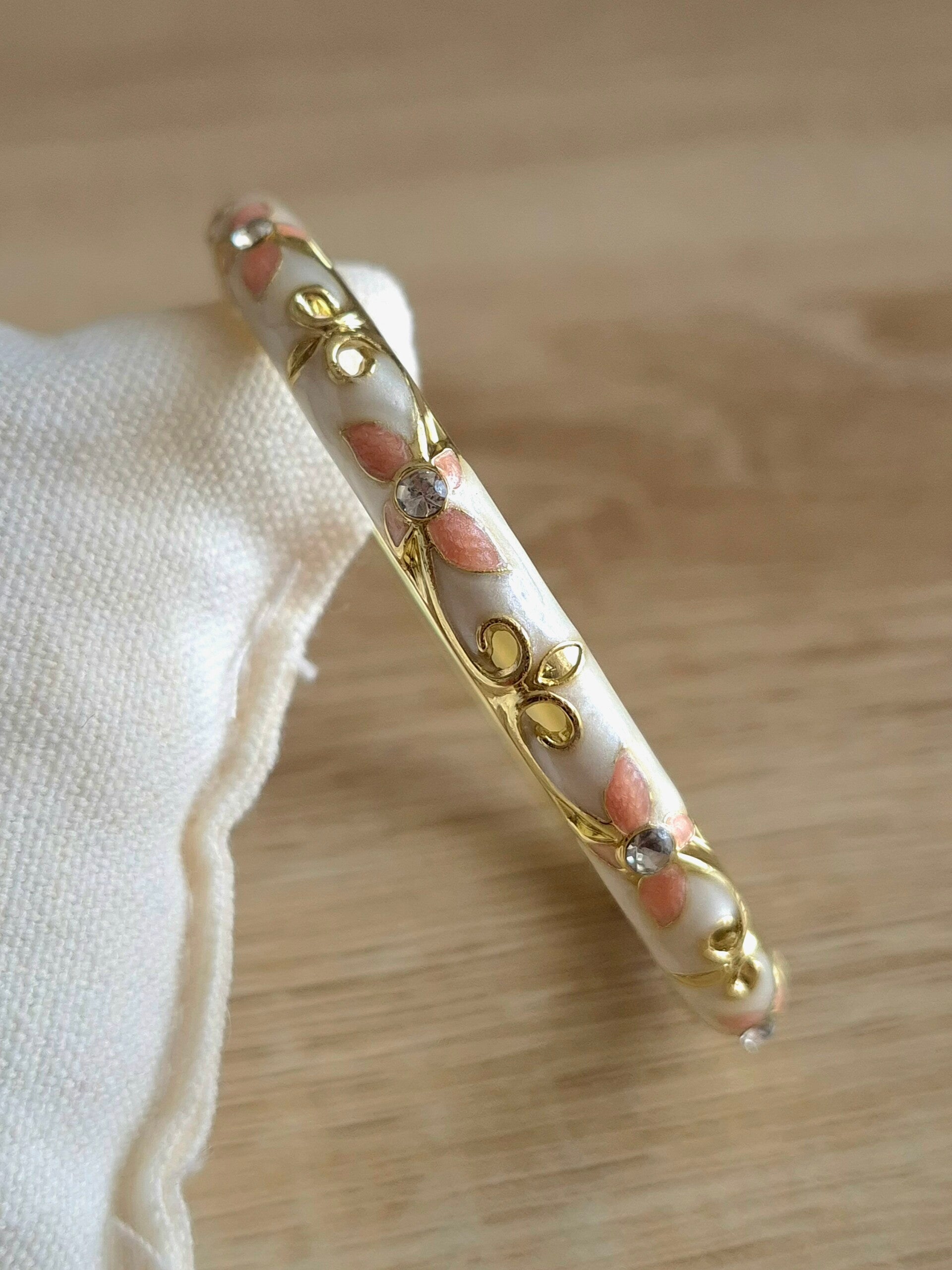 Bracelet Jonc Thaïlandais Fleuri Doré – Laiton Hypoallergénique & Émail