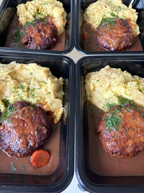 Dagschotel Huisgemaakte kaashamburger met sjalottensaun, spitskoolstoemp