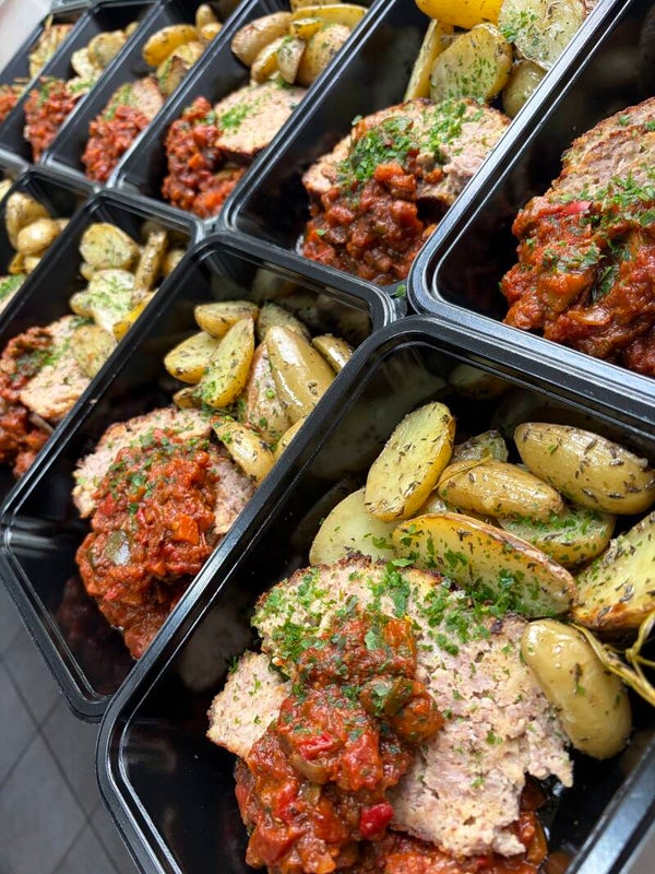 Dagschotel huisgemaakt gehaktbroodje uit de oven, ratatouille en krieltjes