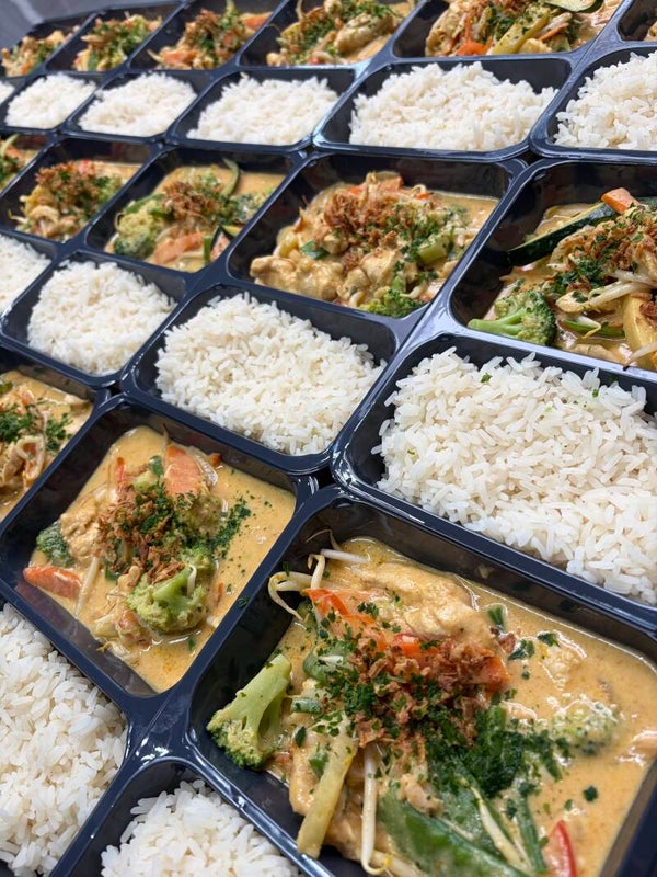 Dagschotel Kipblokjes in Madras curry, wokgroente en rijst