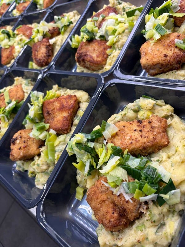 Dagschotel Huisgemaakte fishsticks van koolvishaasje, romige preistoemp