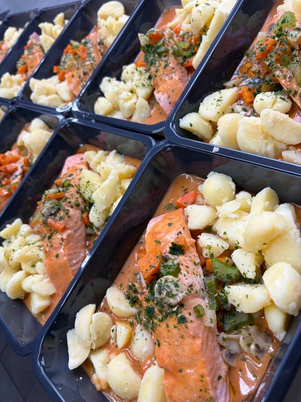 Dagschotel Zalmfilet, garnaalsaus, groentenbrunoise en aardappeltjes