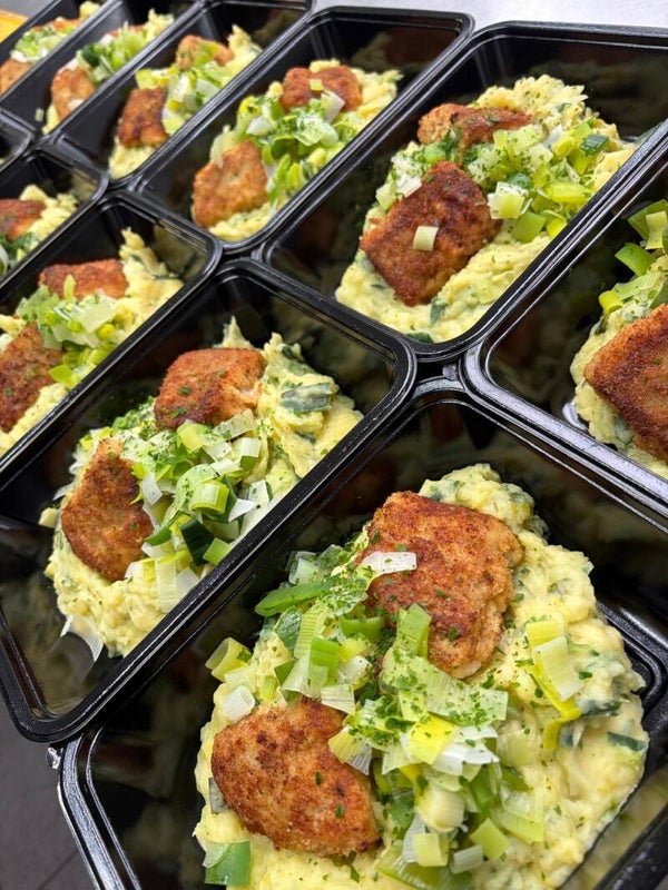 Dagschotel huisgemaakte fishsticks van koolvishaasje, romige preistoemp