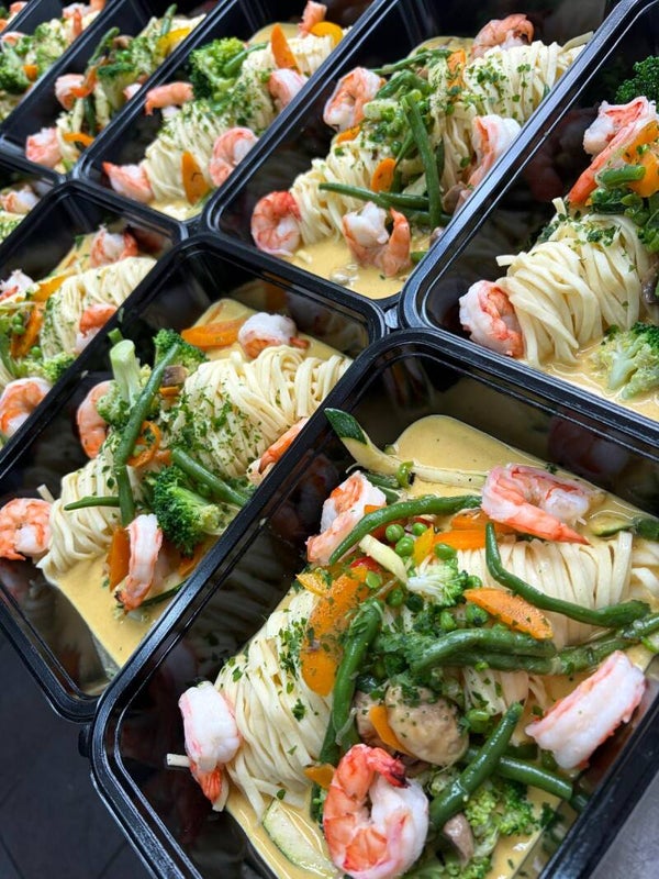 Dagschotel Scampi Madras curry en kokos, wokgroente en fettucini