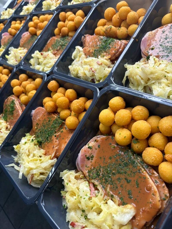 Dagschotel Varkensgebraadje met tijmsaus, spitskool gestoofd en pommes noissettes