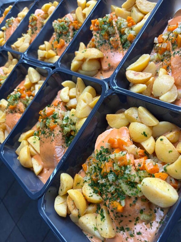 Dagschotel Ovengebakken zalmfilet, bisque van garnaal, groentenbrunoise en gebakken aardappeltjes