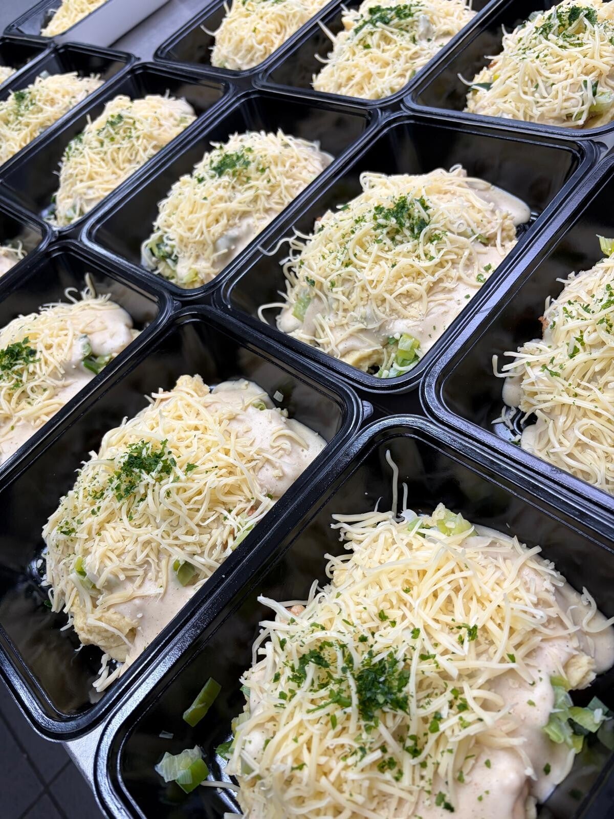 Dagschotel Ovenschotel Kip en prei, kaassaus en puree