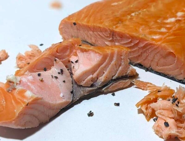 Salmon / hot smoked / 100g