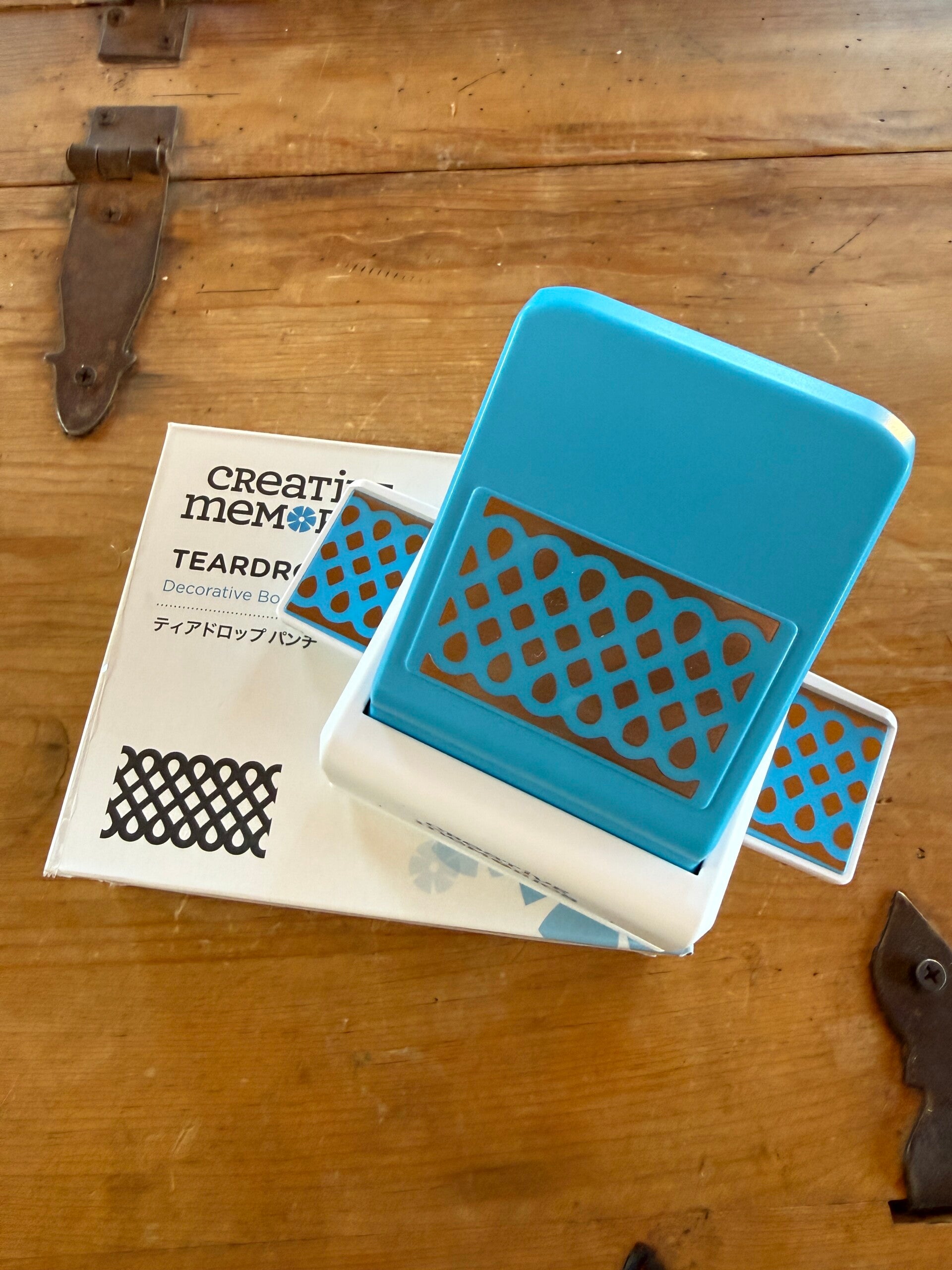 Teardrop Lattice Border Punch