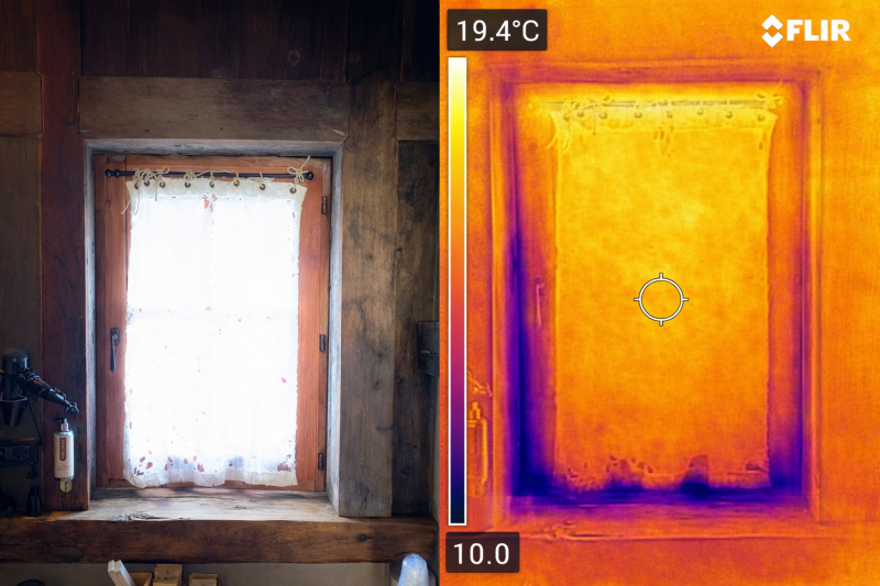 Confronto tra immagine reale e analisi termografica di una finestra che evidenzia dispersioni di calore e ponti termici