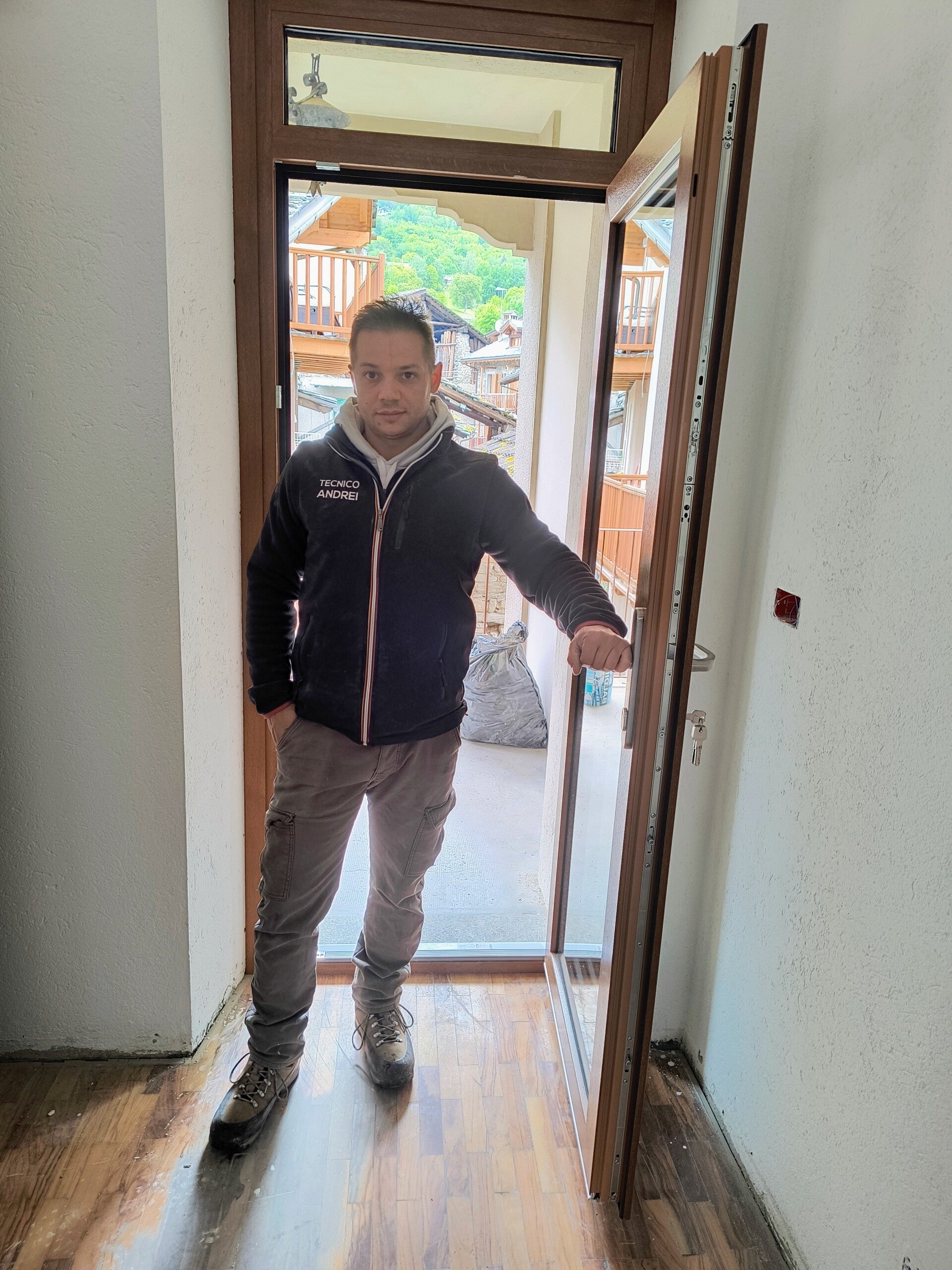 Andrei tecnico Briller Serramenti durante posa porta finestra con installazione professionale in Valle d’Aosta