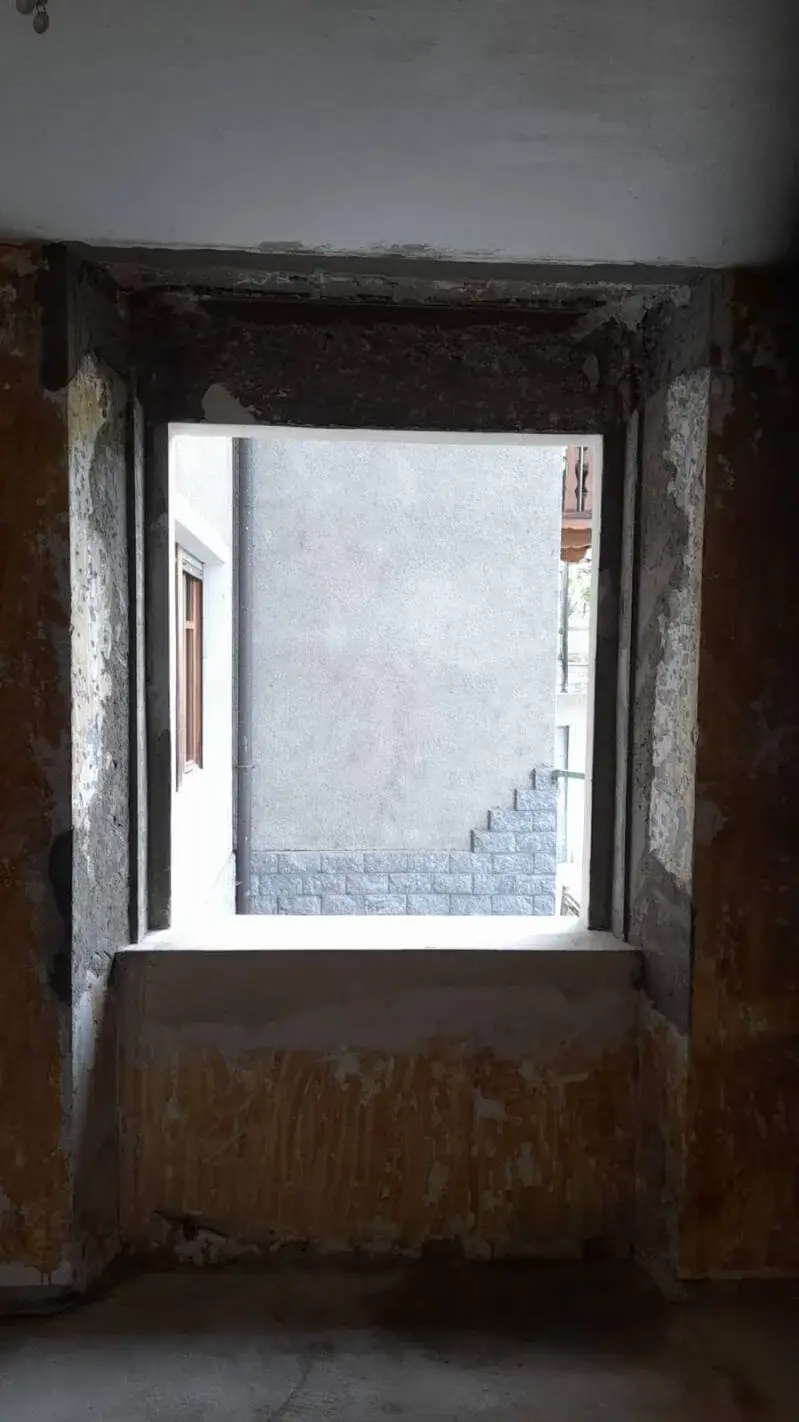 Foro finestra vuoto prima della posa dei serramenti in Valle d'Aosta