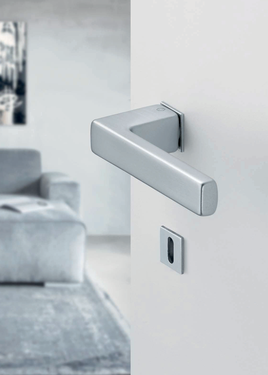 Maniglia porta design moderno in alluminio satinato, soluzione elegante per interni contemporanei in Valle d’Aosta