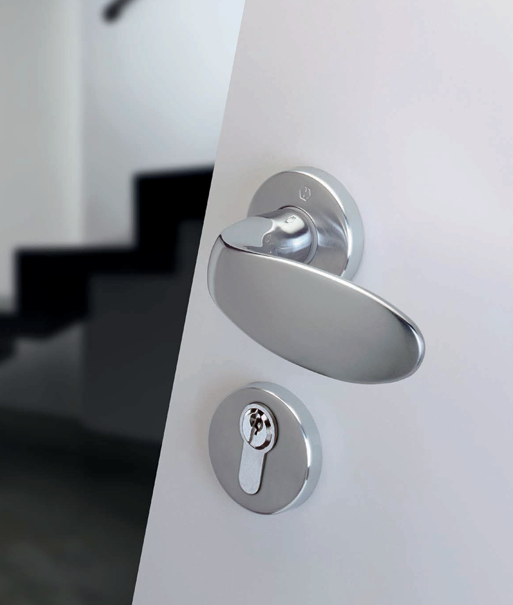 maniglia-porta-design-moderno-curvo-alluminio-satinato.webp