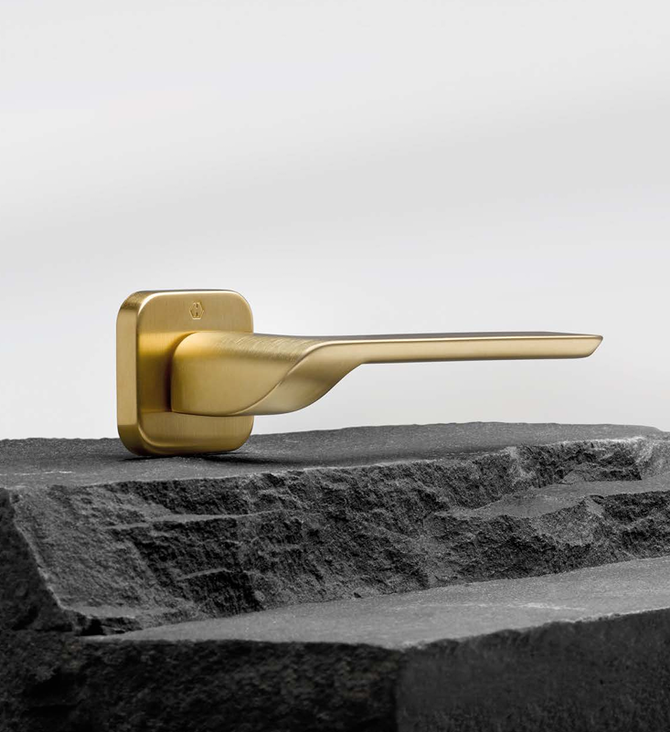 maniglia-porta-design-premium-finitura-oro-satinato.webp