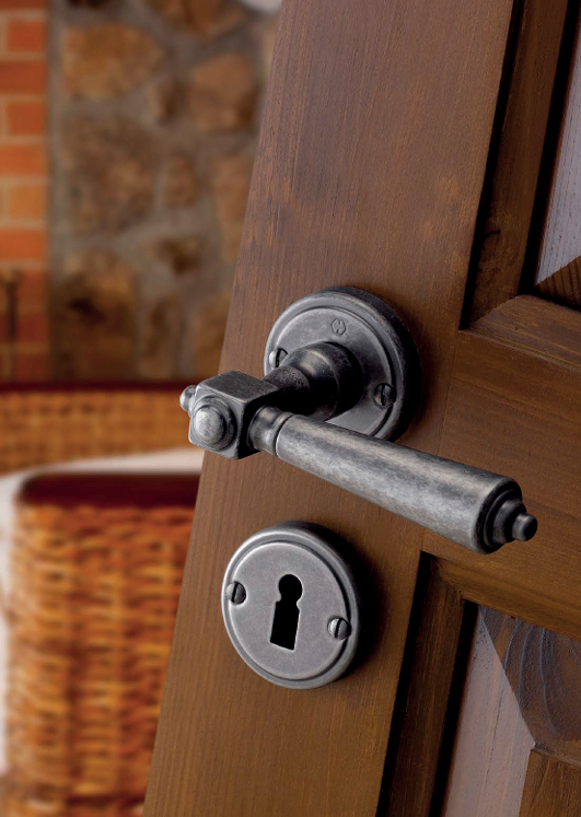 Maniglia per porta in legno stile rustico con finitura metallo antico, soluzione elegante per case in Valle d’Aosta