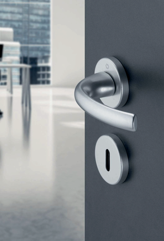 Maniglia porta moderna in alluminio satinato, soluzione elegante per interni contemporanei in Valle d’Aosta