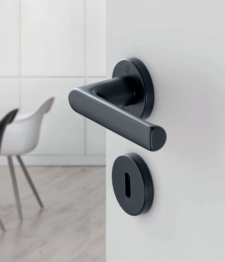 Maniglia per porta nera opaca dal design moderno e minimal, ideale per interni contemporanei