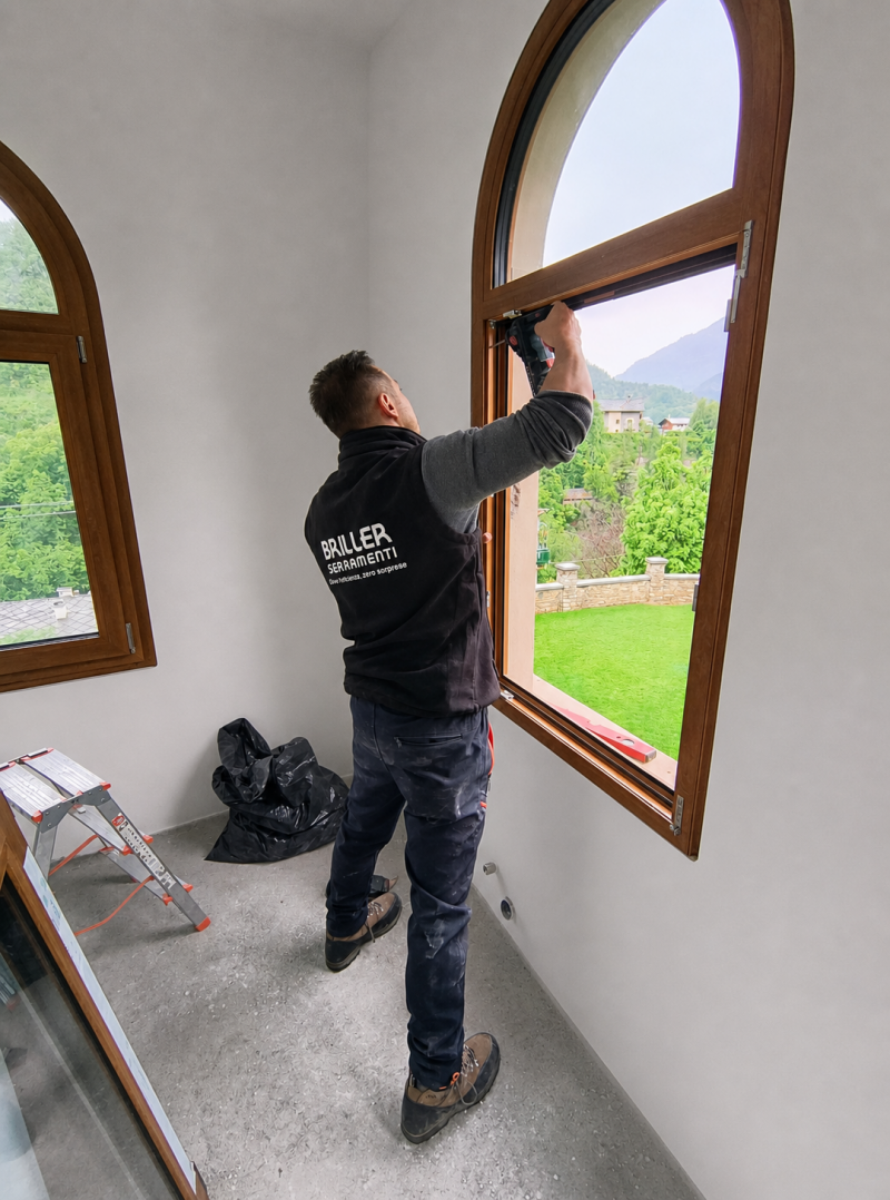 Tecnico Briller Serramenti durante installazione finestra con posa a regola d’arte in Valle d’Aosta