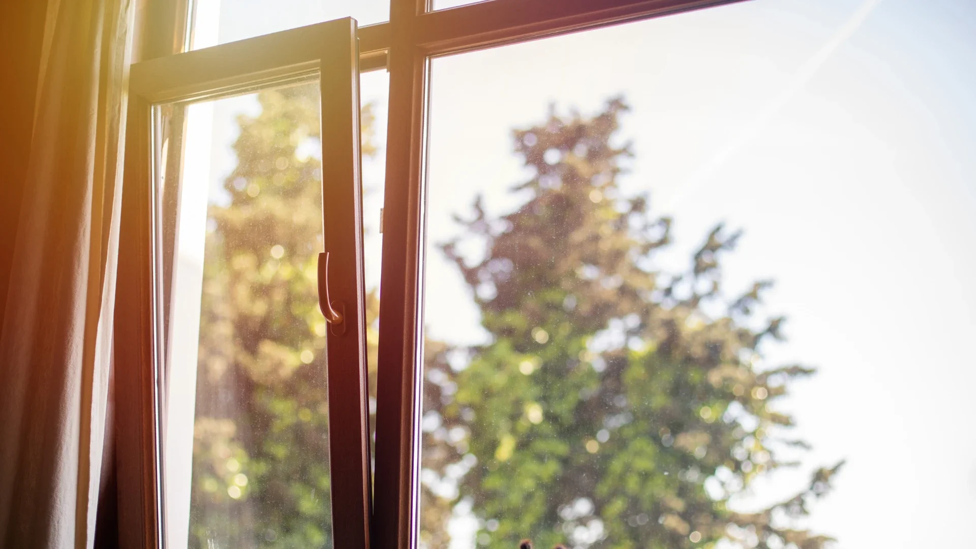 Serramenti in PVC ad alta efficienza installati in casa in Valle d'Aosta con finestra aperta e luce naturale