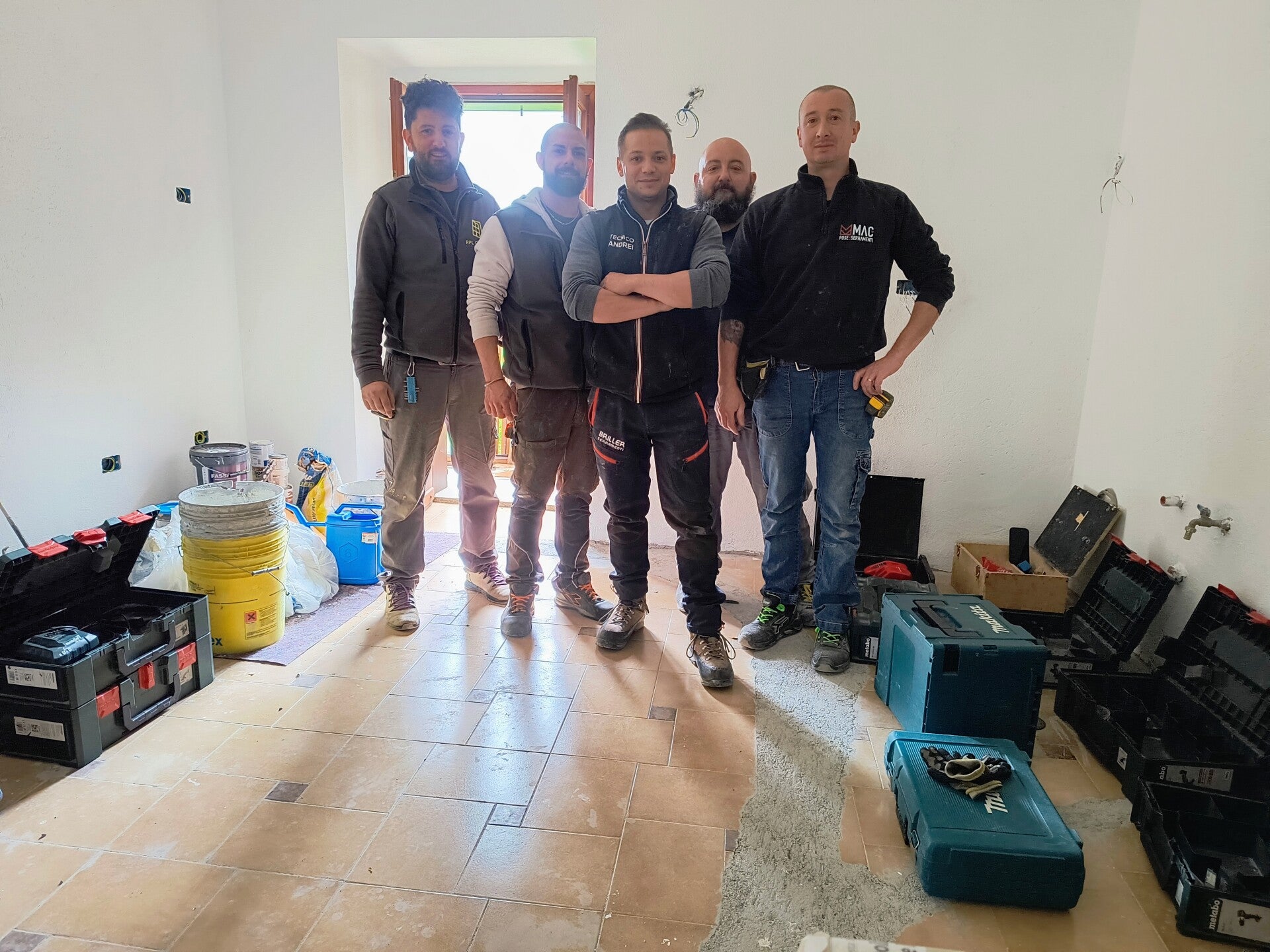Squadra di posa Briller Serramenti durante installazione infissi in Valle d’Aosta, lavoro professionale con attrezzatura completa