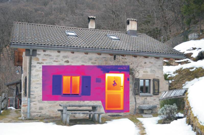 Analisi termografica di una casa in montagna che evidenzia dispersione termica da finestre e porta con termocamera Briller