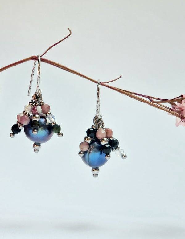 Handgefertigte Ohrringe mit schwarzer Süßwasserperle, Turmalin & Opal – 925er Silber, rhodiniert oder vergoldet