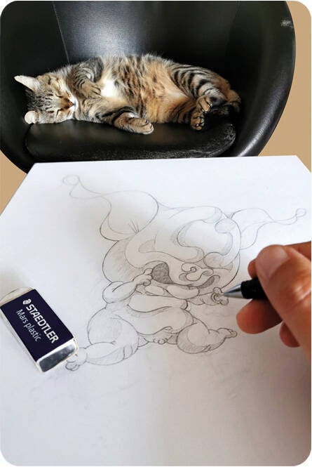 猫が寝ている間にスケッチを描く