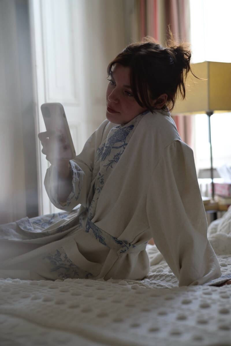 ortie de chambre en lin naturel – Loungewear éthique et artisanal Confectionnée à la main en Belgique, cette sortie de chambre associe lin respirant et coton doux pour un vêtement d’intérieur éthique, raffiné et confortable. Idéal pour sublimer les instan