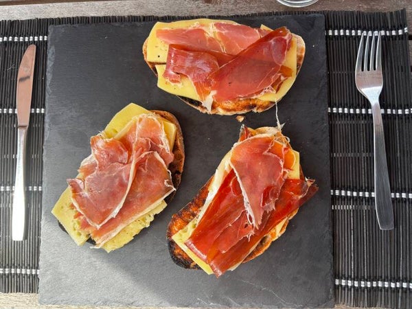 Tostas Embutido y Queso Gallego (1 persona)