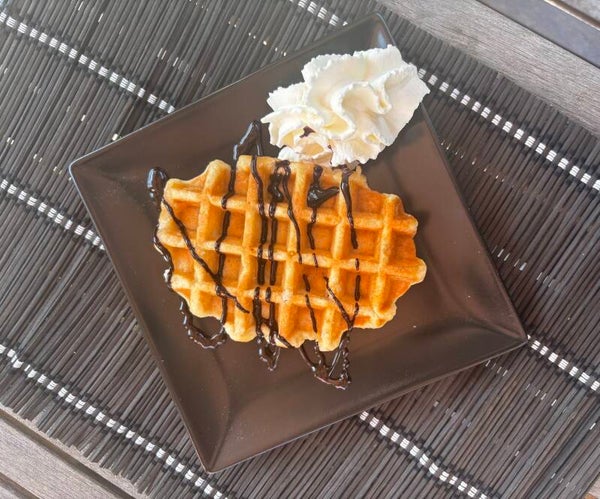 Gofre de Liege 90grs con sirope de chocolate y nata