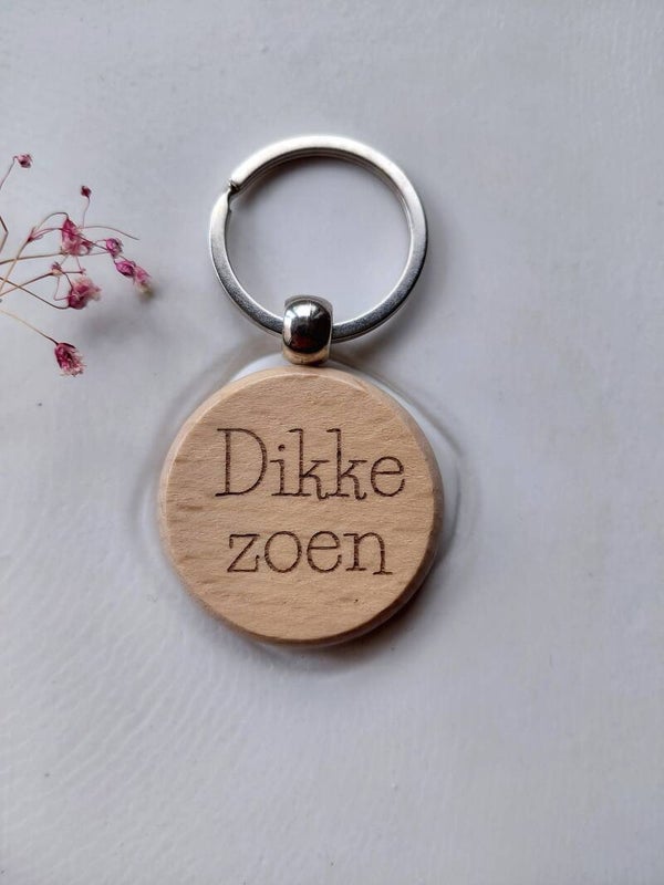 Houten sleutelhanger " dikke zoen "
