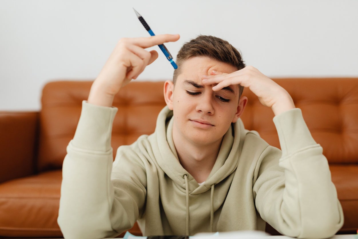 Jugendliche Person als Symbolbild für Prüfungsstress und Leistungsdruck