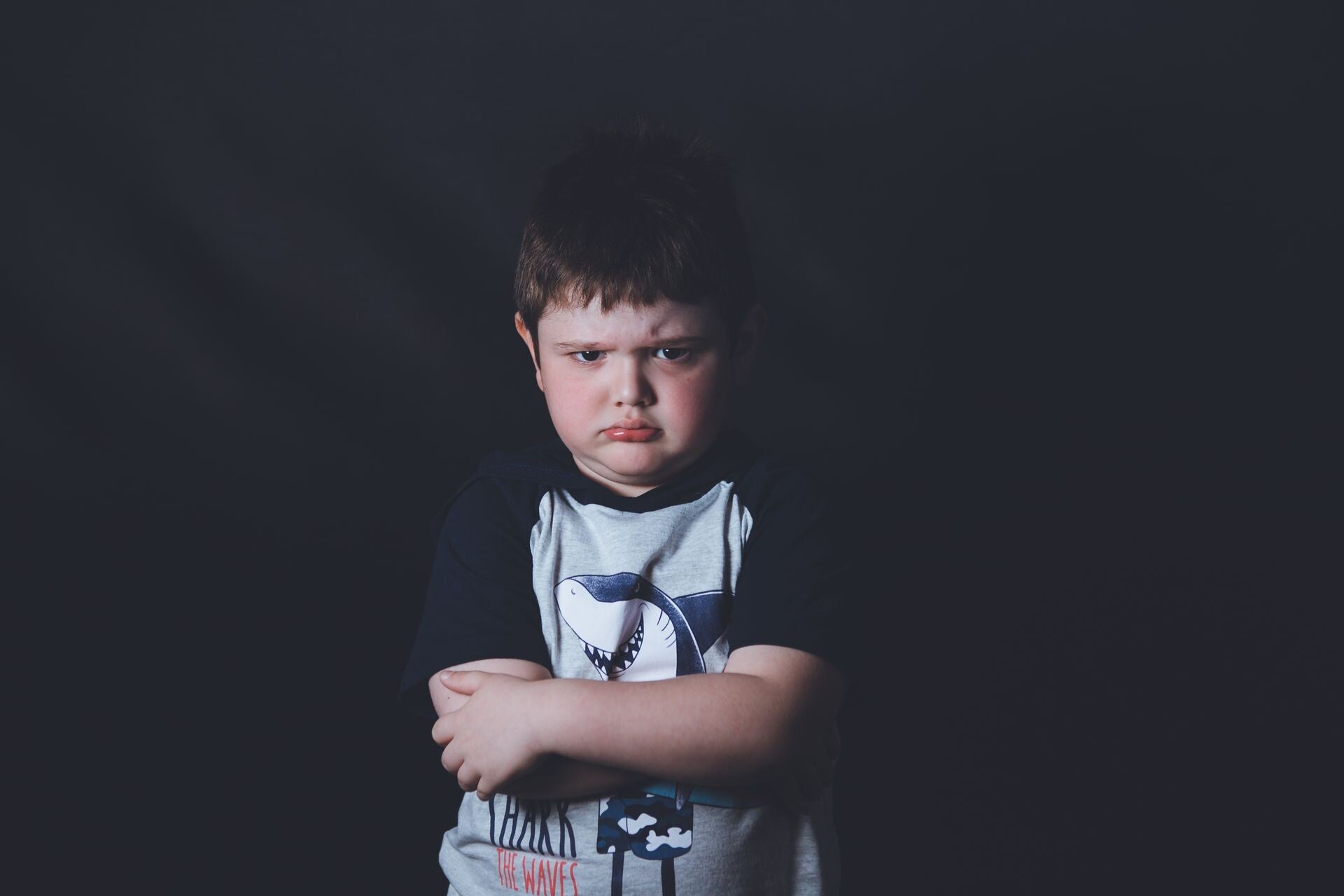 Kind bei einer spielerischen Übung zur Emotionsregulation