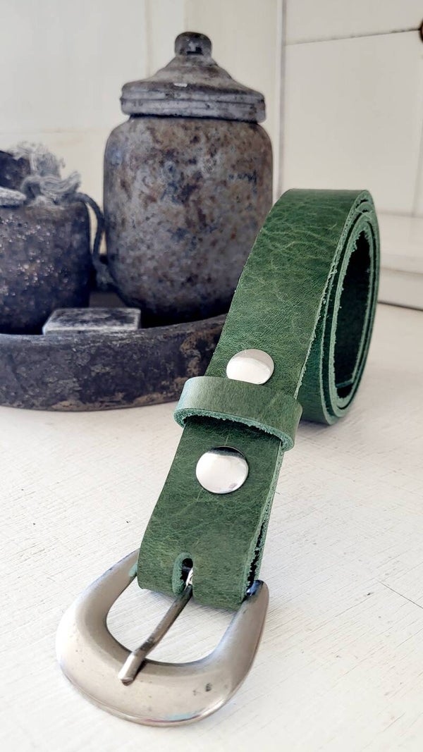 Groene smalle ceintuur met met zilverkleurige gesp, breedte 30mm