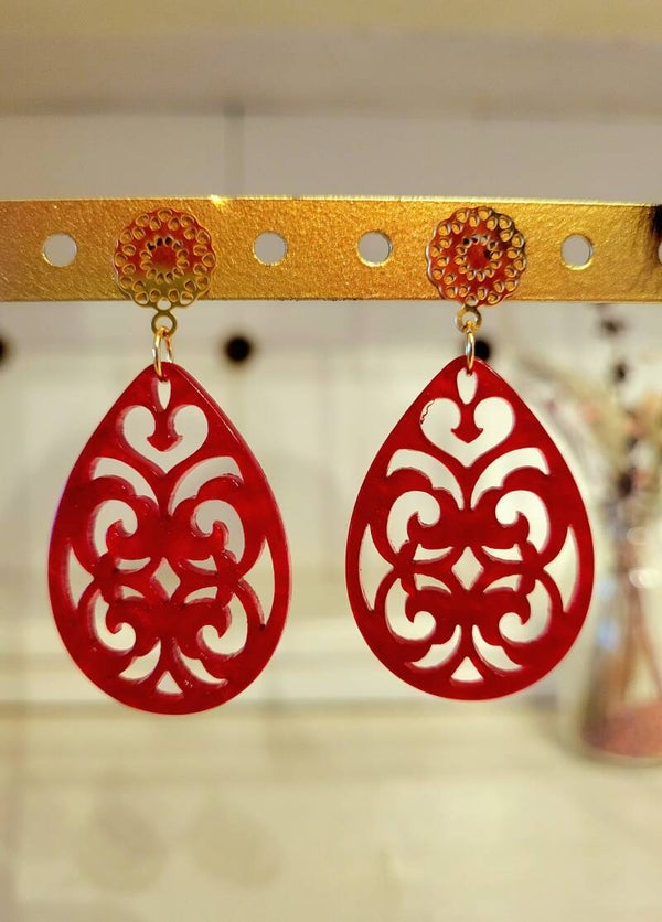 Rode druppels in resin